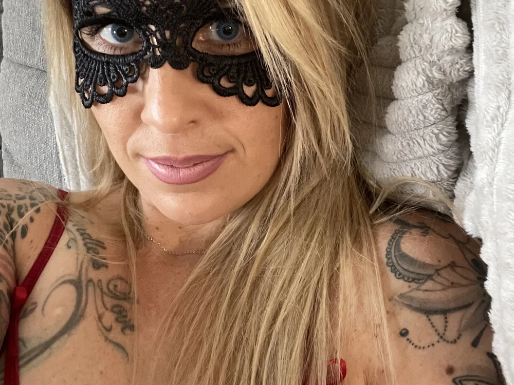 blondhotTINA's Offline XXX Chat