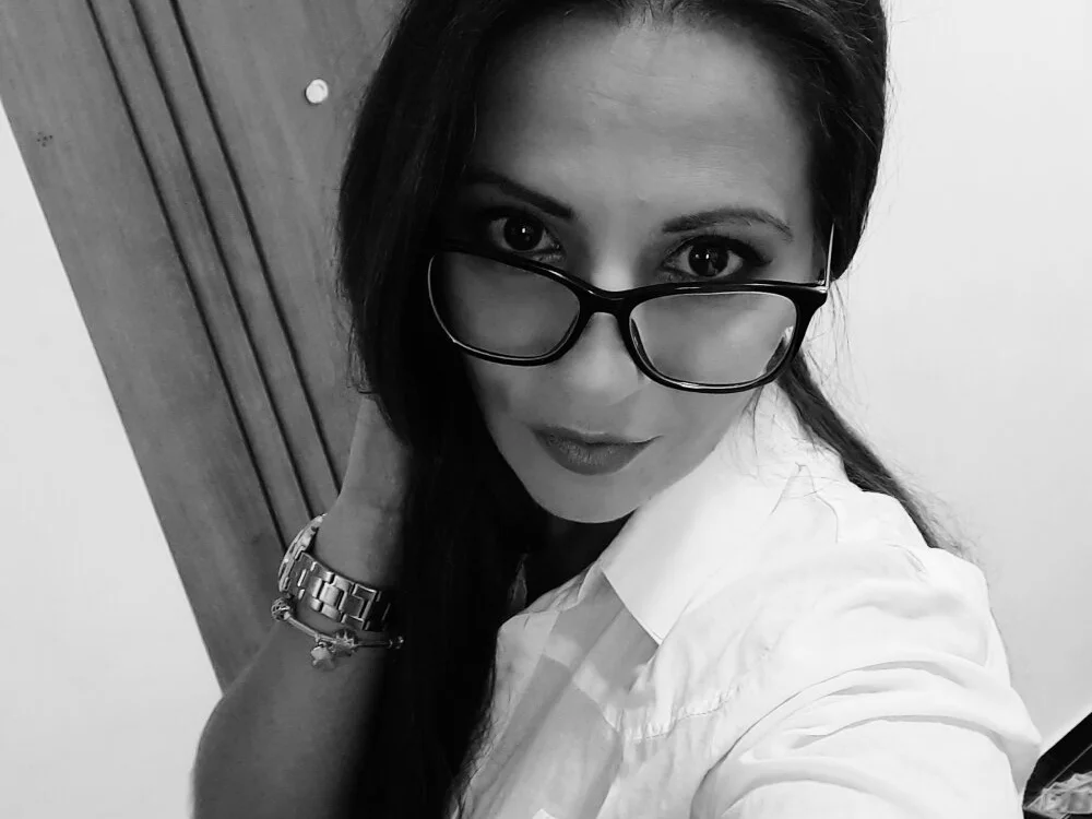 Lilly_Mia Adlı Modelin Çevrimdışı XXX Sohbeti