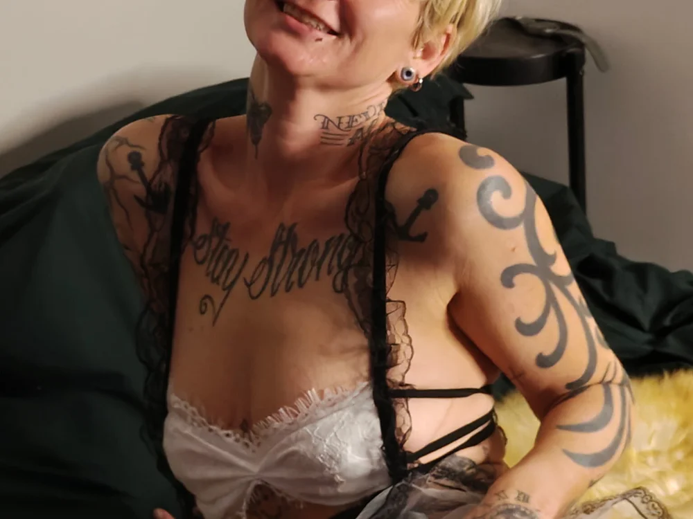 Crazytattedblonde offline chatrum