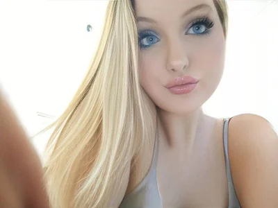Jullyamidnes Female White Free Webcam Strip