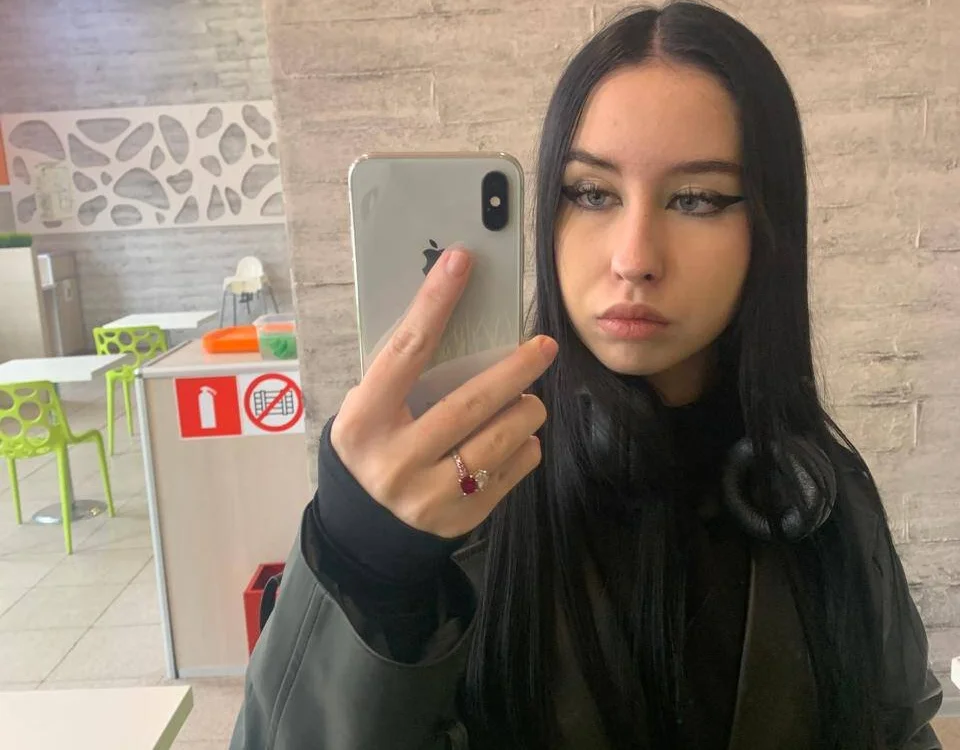 LeonaThompson 离线XXX聊天