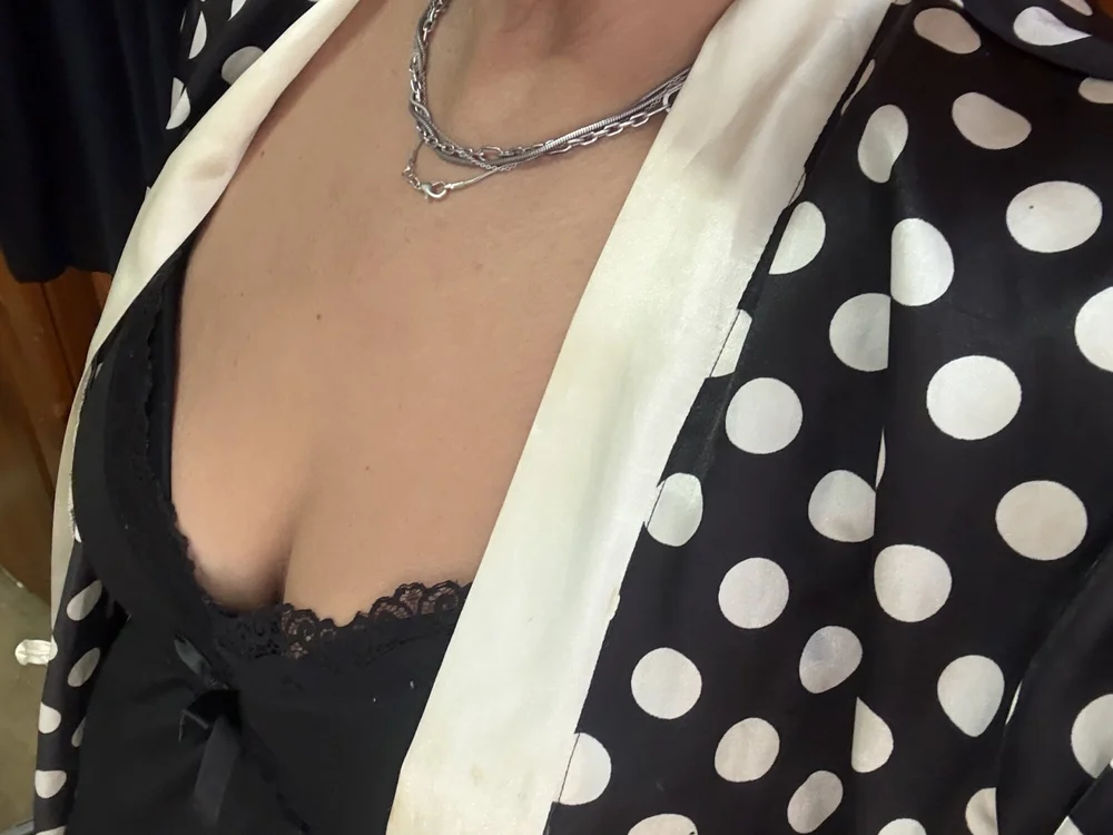 Rebecca_Reckless40X's Offline Chat Room
