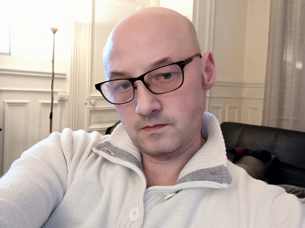 Titi1973's Offline Chat Room