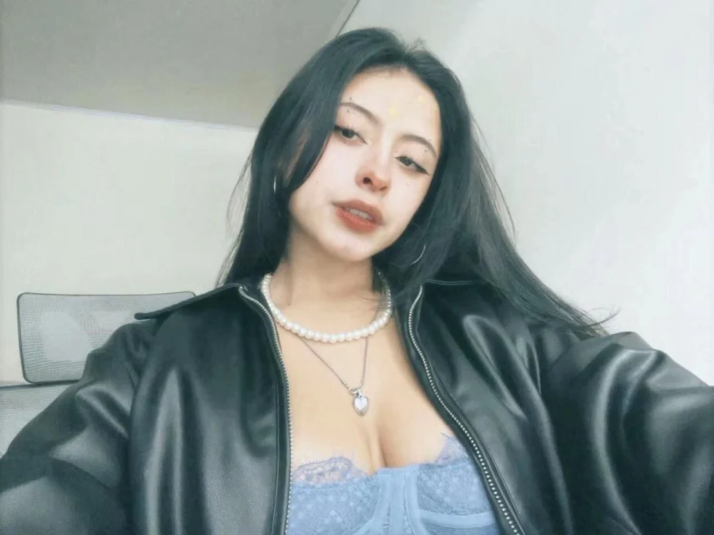 Nina_petitte cam model