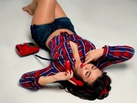 Model EllaCanny