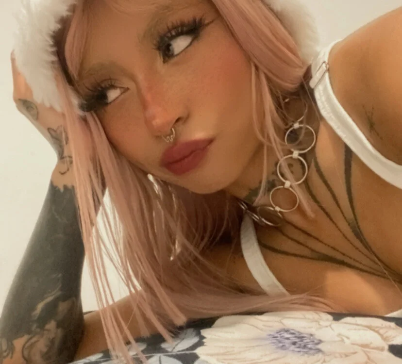 Whoisshe's Offline Chat Room