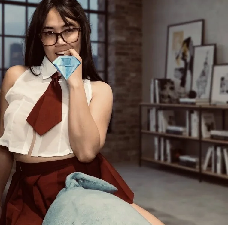 lilly_Peachn Offline XXX chat
