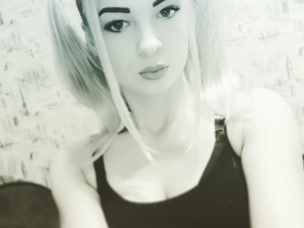 Wickedgirll's Offline Chat Room