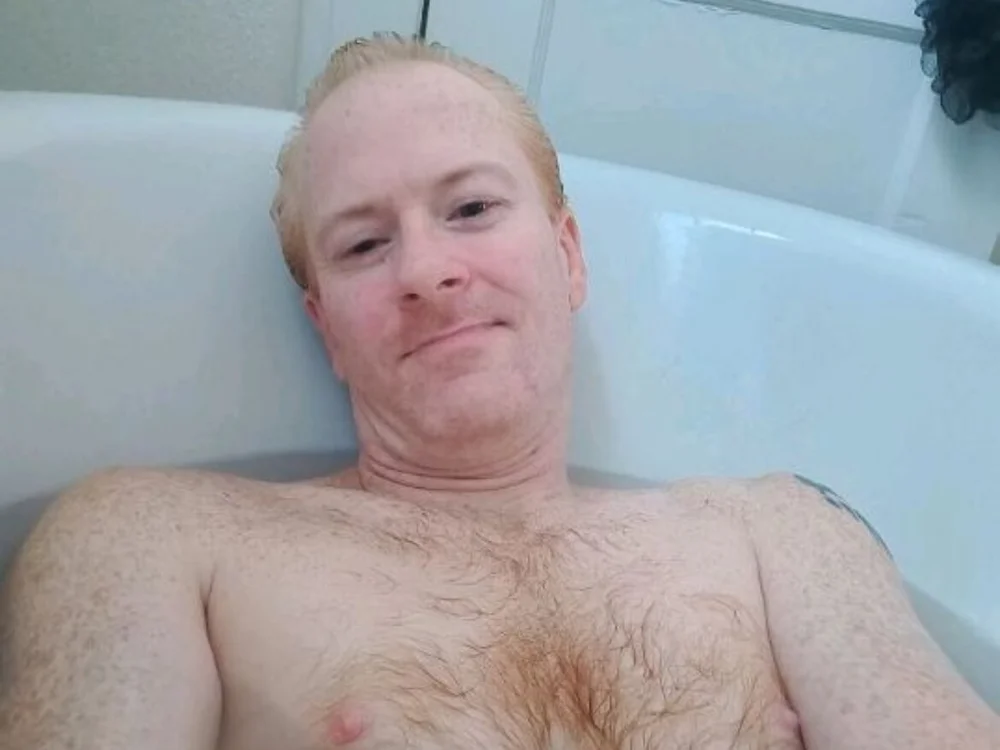 daddyking42079's Offline Chat Room