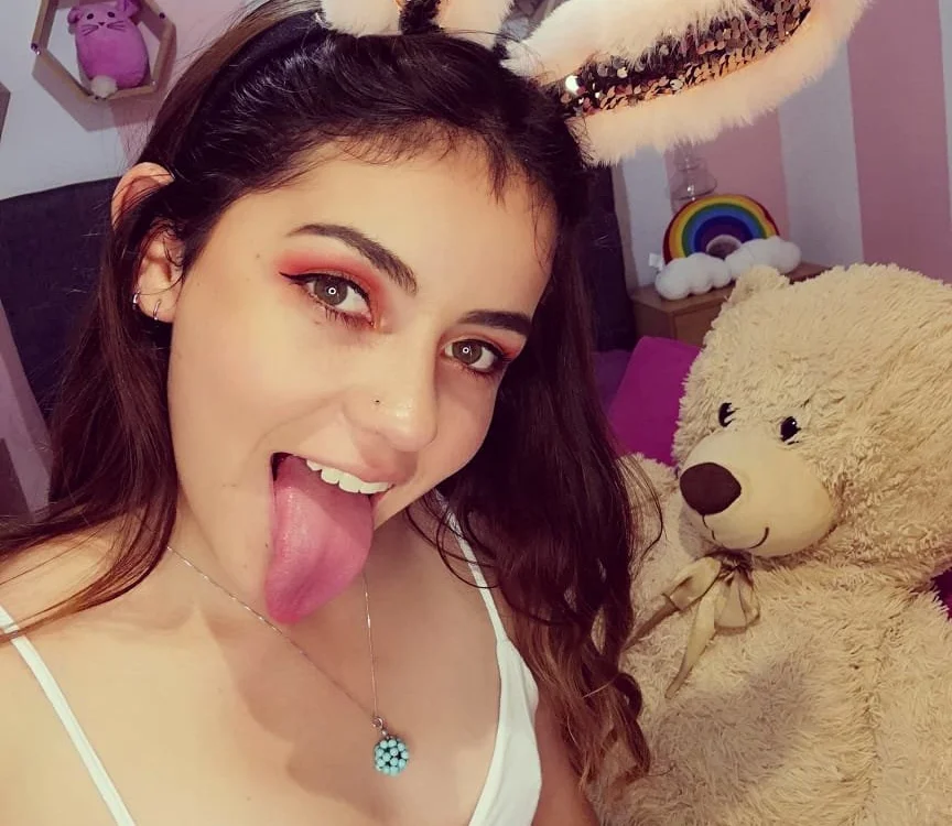 angelfaceof12's Offline Chat Room