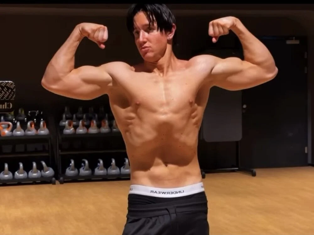 ChristianLevine_ অফলাইন XXX চ্যাট