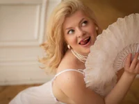 RinaBlondie élő XXX-chatje