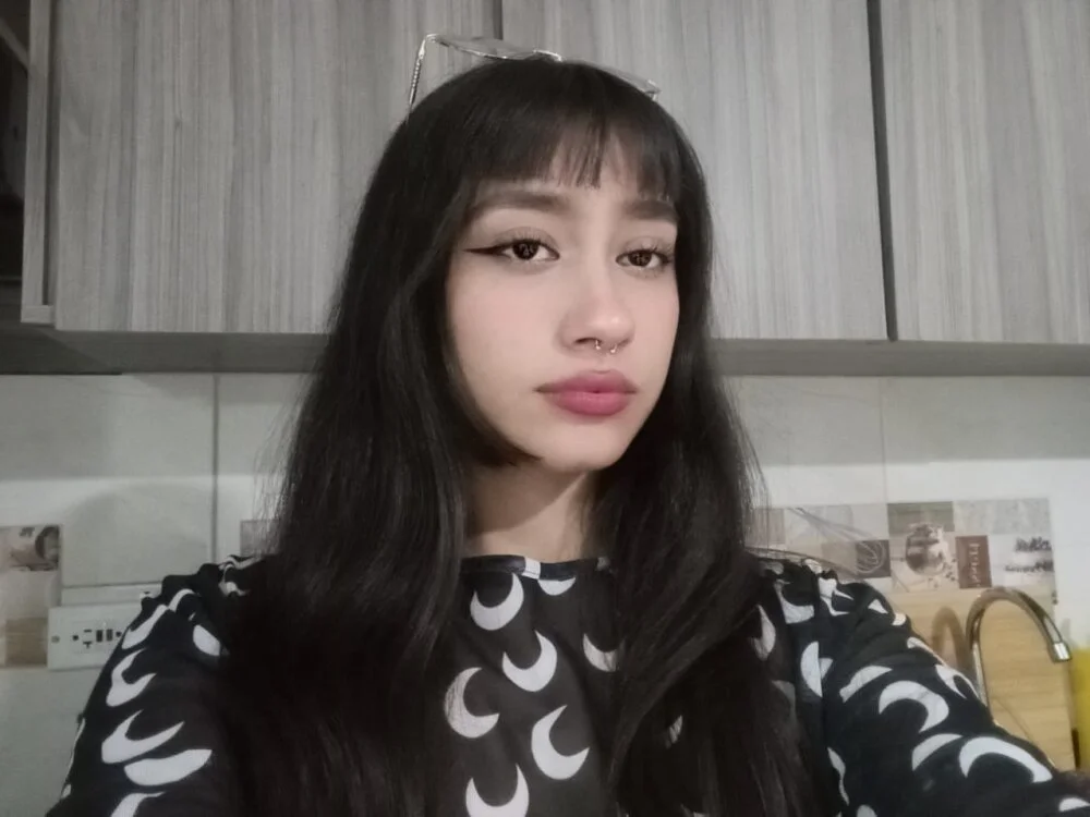 shy_nanami Adlı Modelin Çevrimdışı XXX Sohbeti