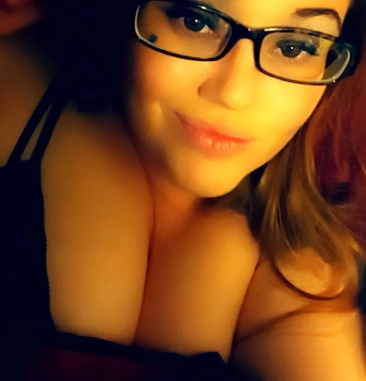 FreakyRedhead9123's Offline Chat Room