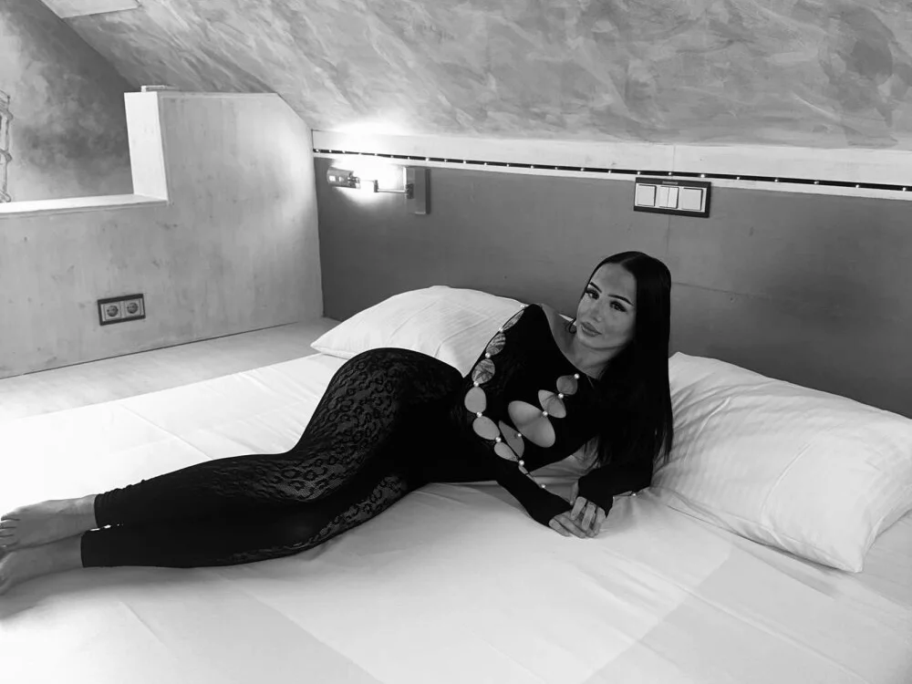 LorenaAmiraa 離線 XXX 聊天