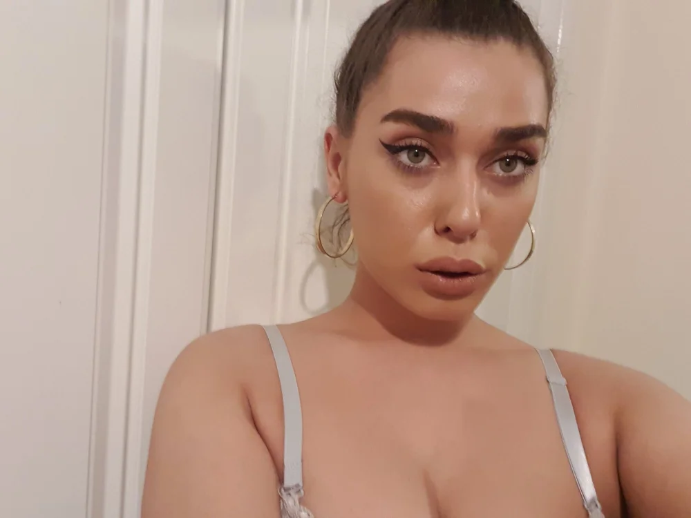 hottielaura's Offline Chat Room