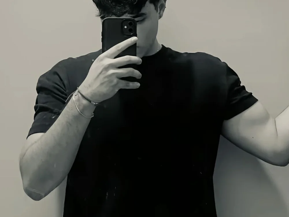 Foxmen9090 Adlı Modelin Çevrimdışı XXX Sohbeti