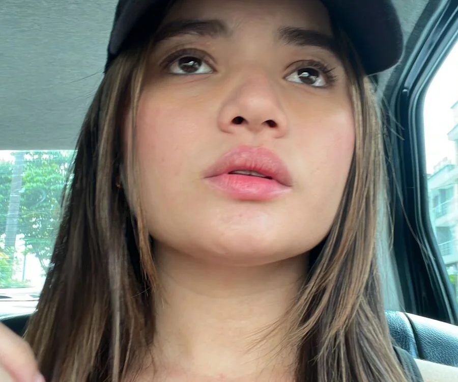 Chat +18 de LittleeSara18 ao vivo