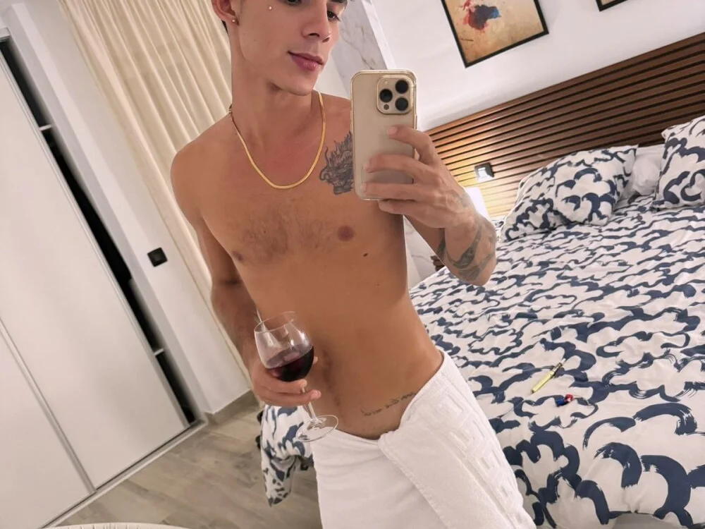 big_latinn Chat XXX offline