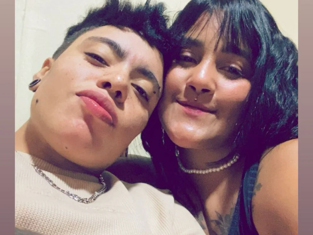 TwoHotGirlsLive's Offline XXX Chat