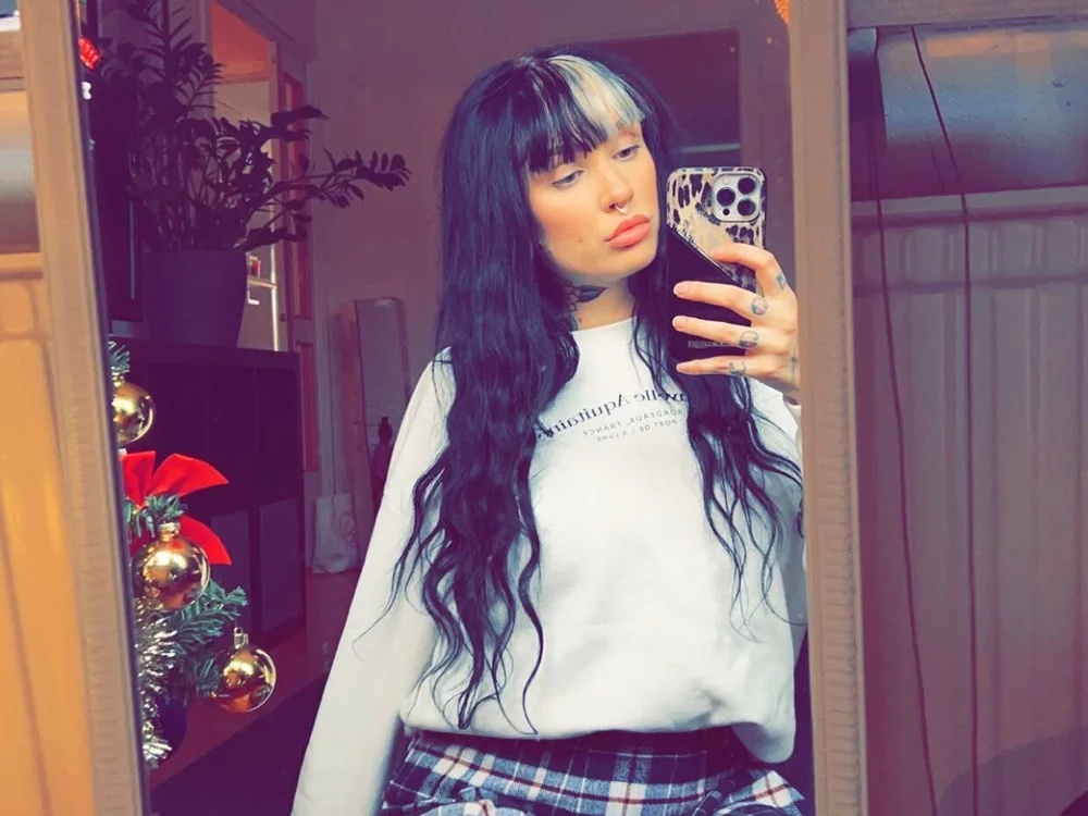 Alexisalmenara's Offline Chat Room