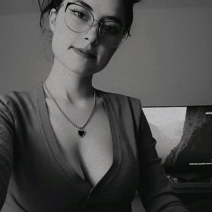 Lia_00's Offline Chat Room