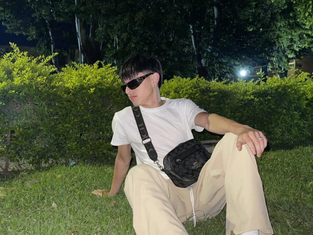 Lovethugblad18's Offline XXX Chat