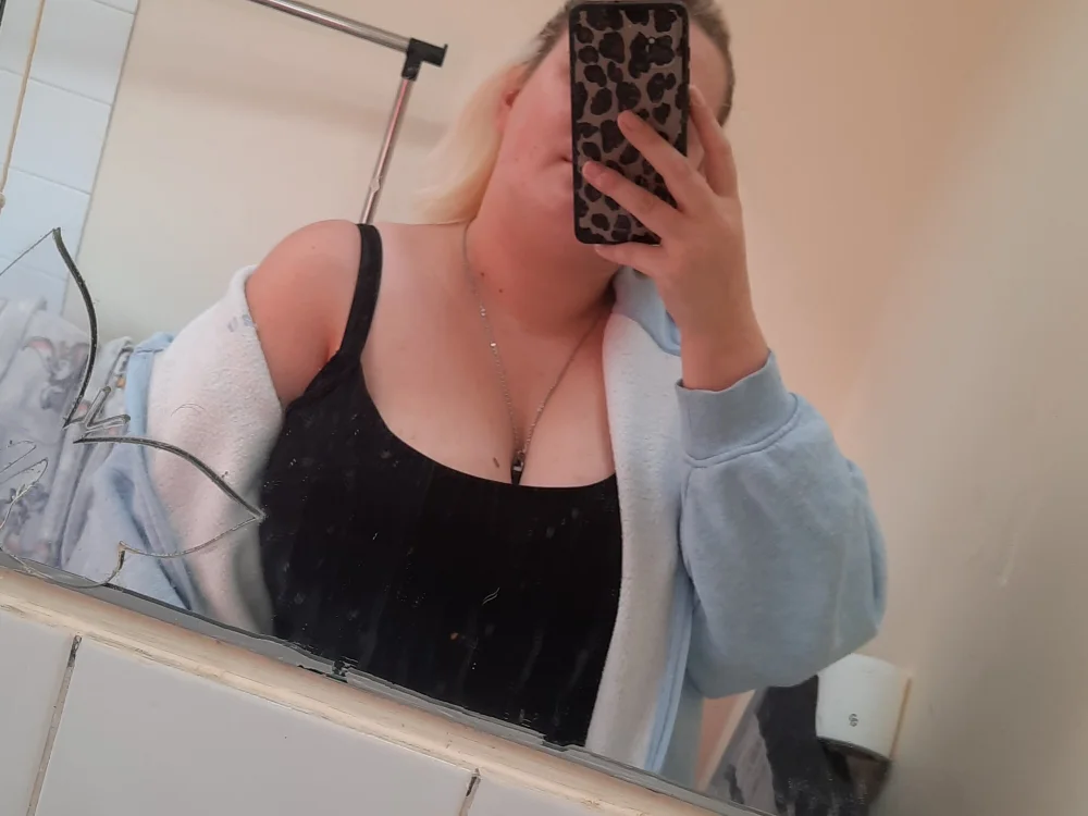 CurvyCakes01xx's Offline Chat Room