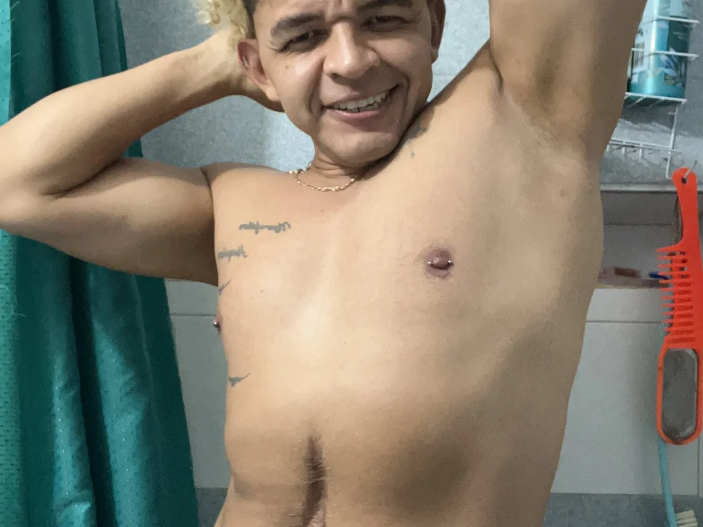 bigmorelatin's Offline XXX Chat