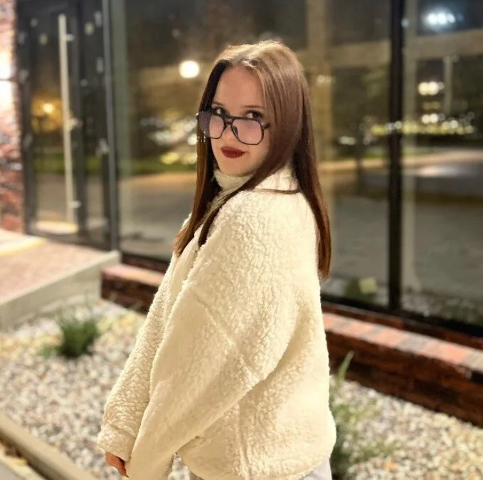 April_Mills_ Adlı Modelin Çevrimdışı Sohbet Odası
