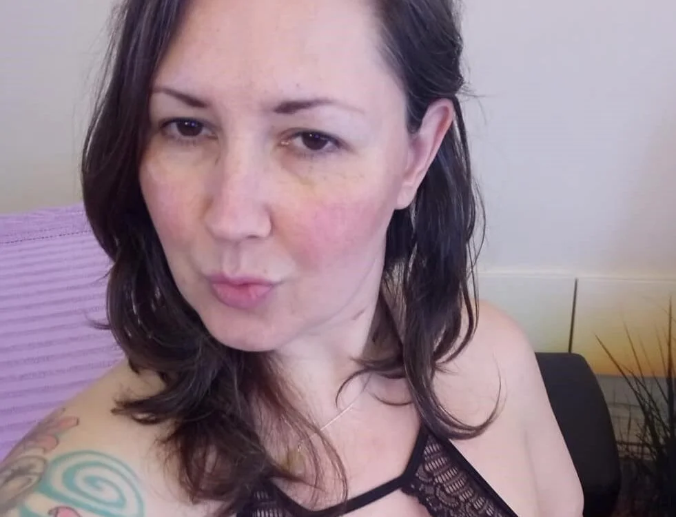 MilfGina: офлайн-секс-чат