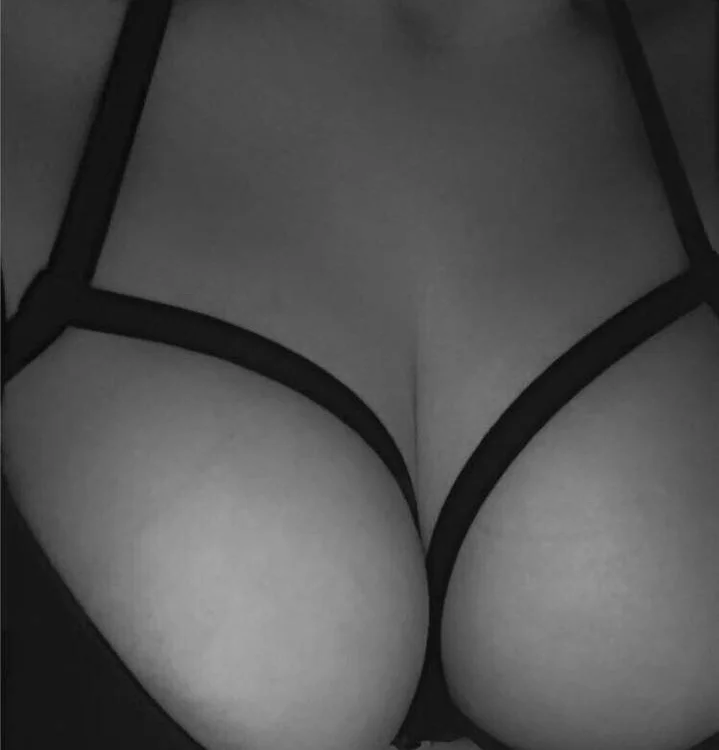 BigTittsLady's Offline Chat Room