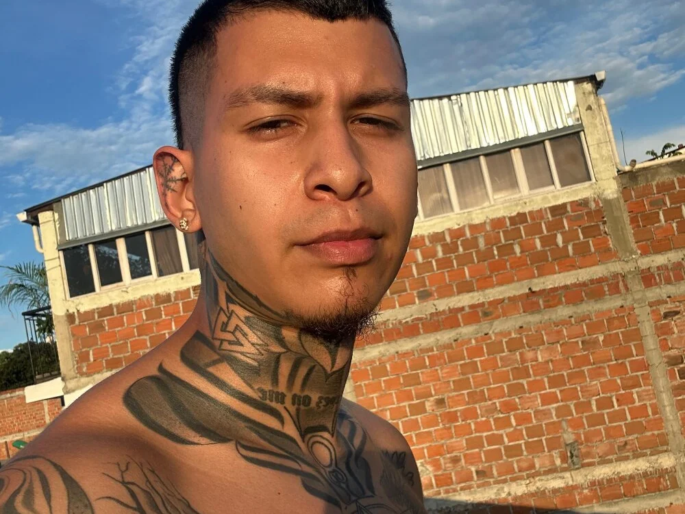 Andrew_sanders68n Offline XXX chat