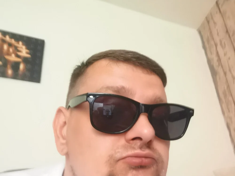 ChrisTof87's Offline Chat Room