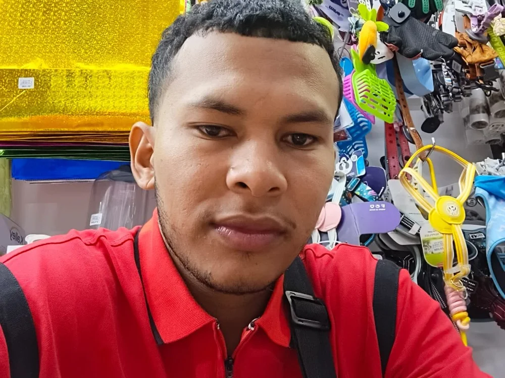 latino_Fire77's Offline Chat Room