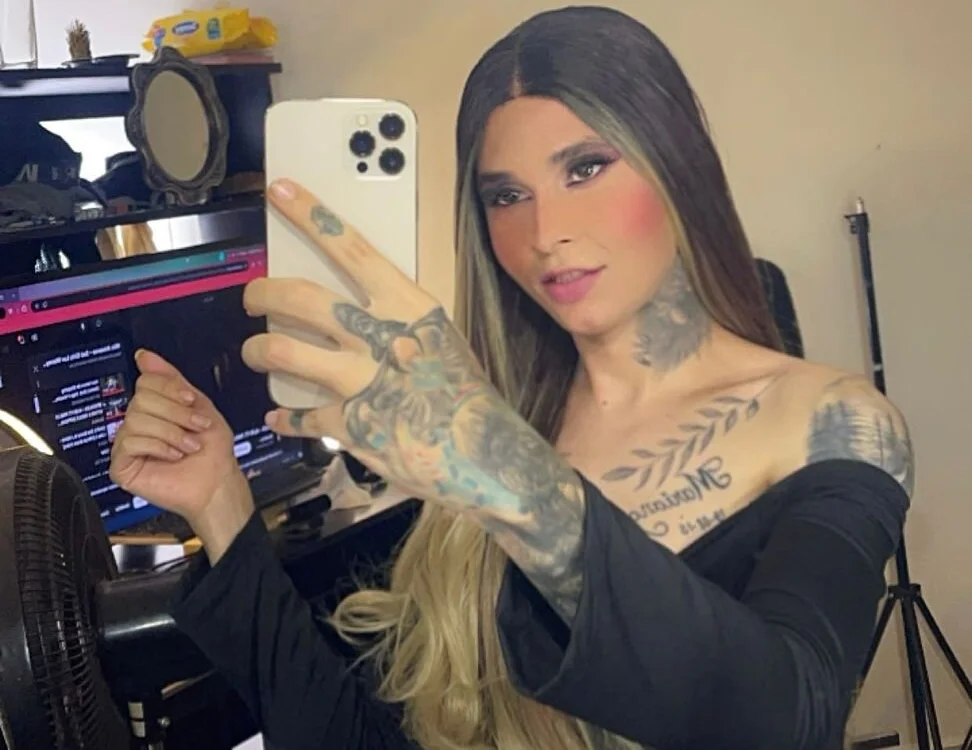 mona_bigcock's Offline Chat Room