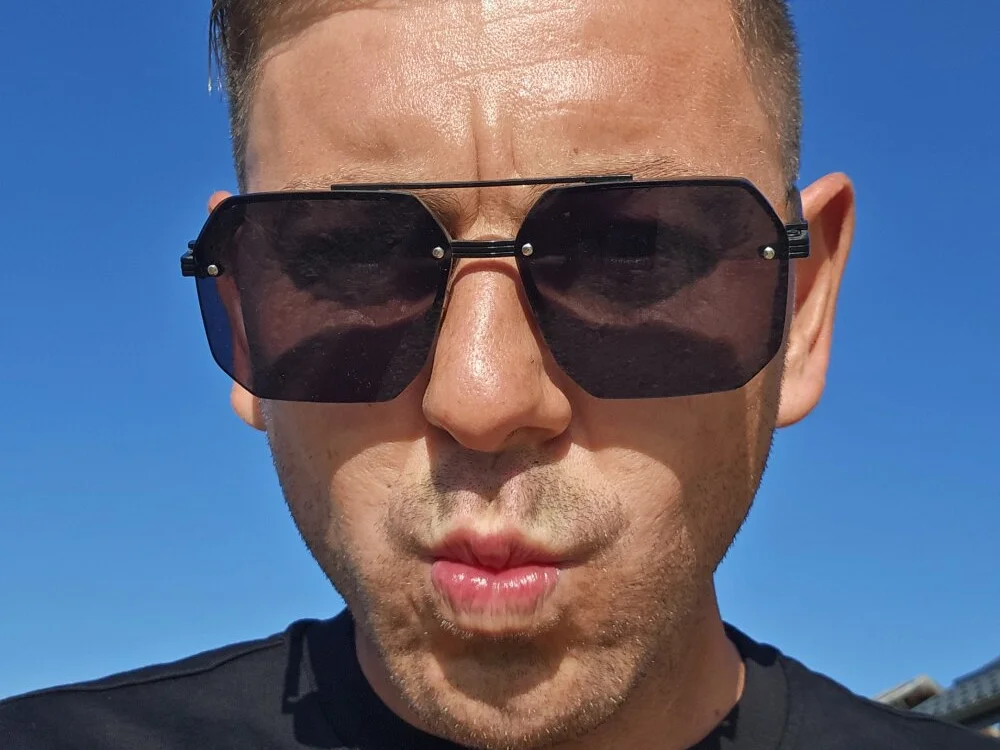 Alex-andru88 Adlı Modelin Çevrimdışı XXX Sohbeti