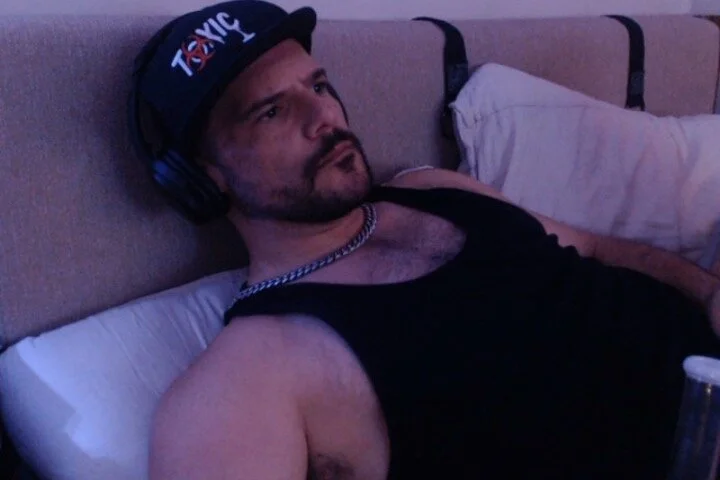 anonrawbttm's Offline Chat Room