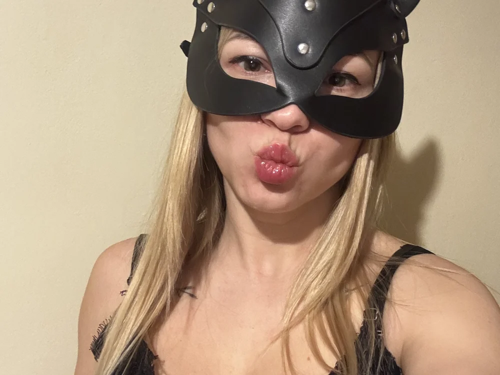 BlushingKitten's Offline Chat Room