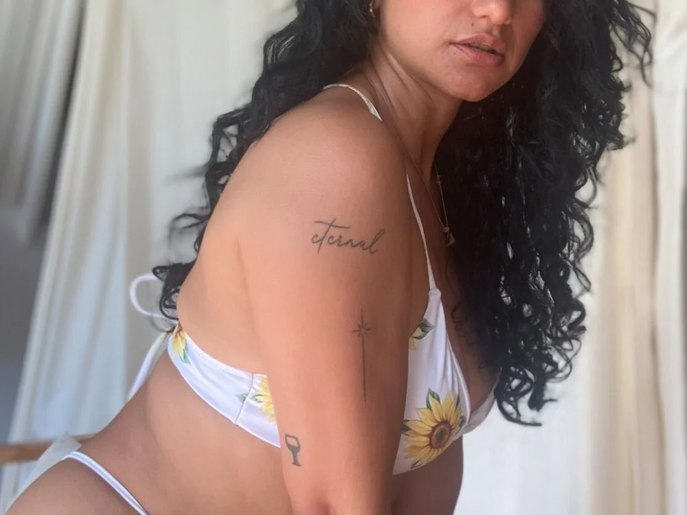 Missmia23's Offline XXX Chat