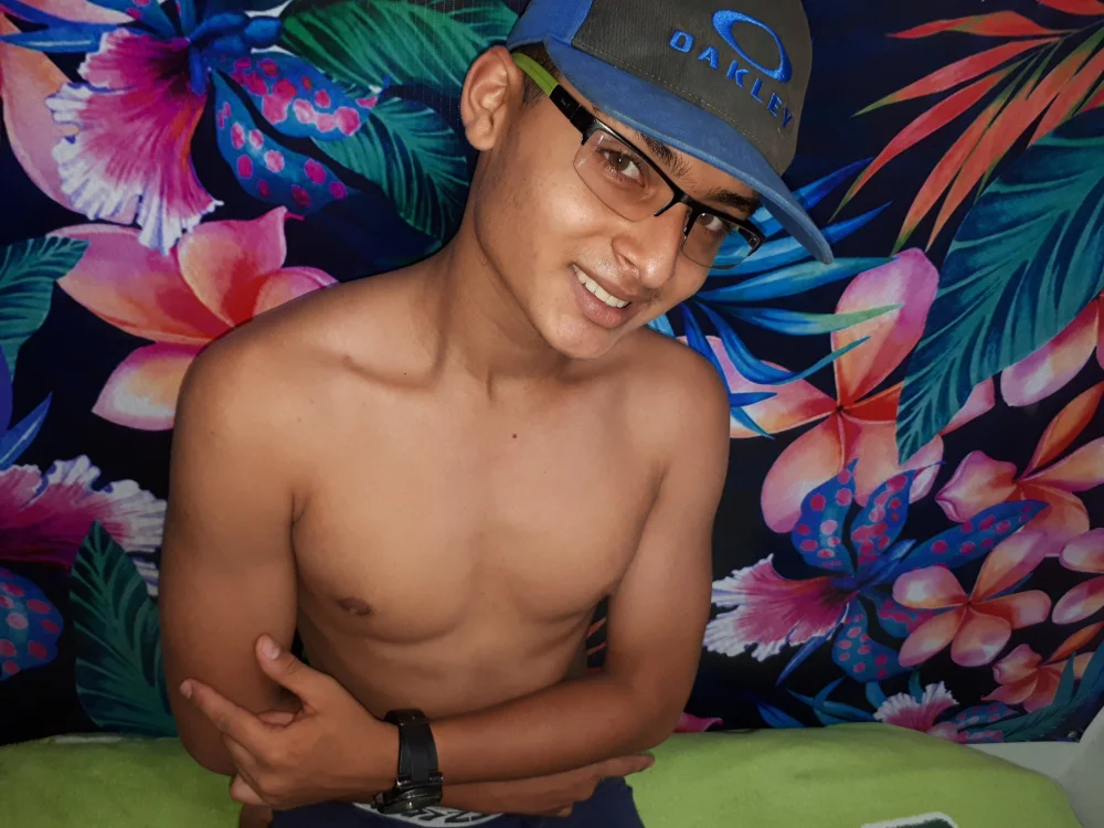 anthonyhardxxx's Offline XXX Chat