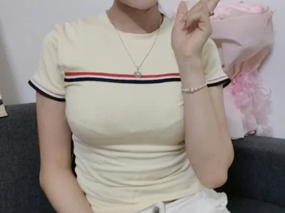 Hiwon98 Female Cockrating Striptease Webcam