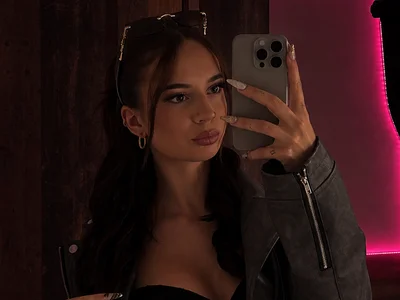 ItsLina Female Smallaudience Live Webcam Striptease