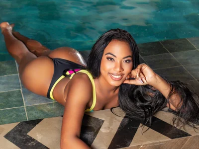 EbonySkin Adlı Modelin Çevrimdışı XXX Sohbeti