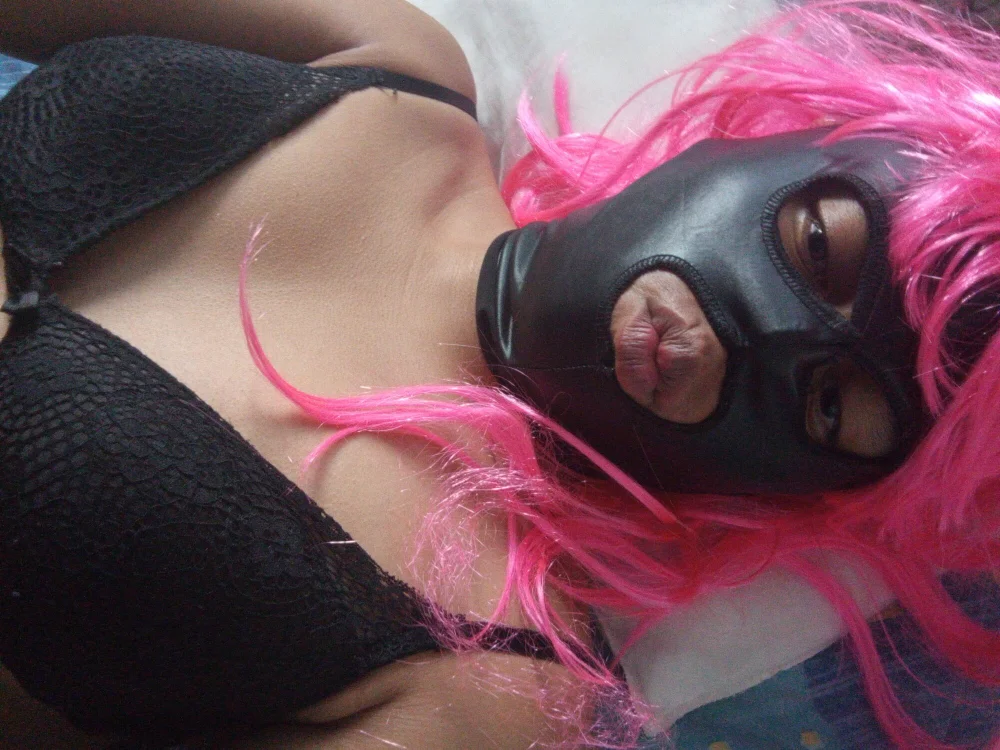 Sissy_edith's Offline Chat Room