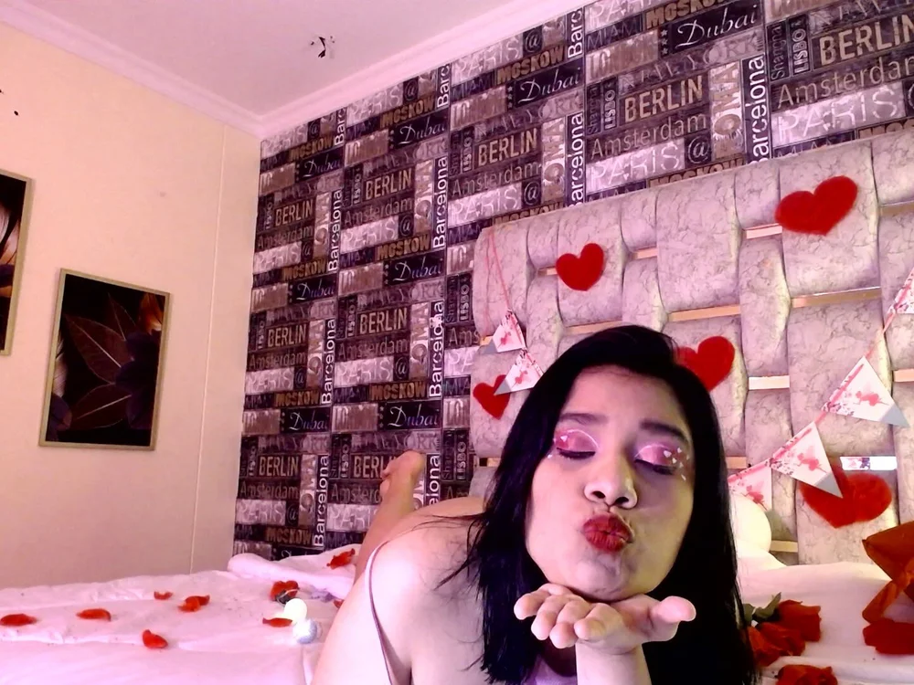 KEYRA-MILLER offline chatrum
