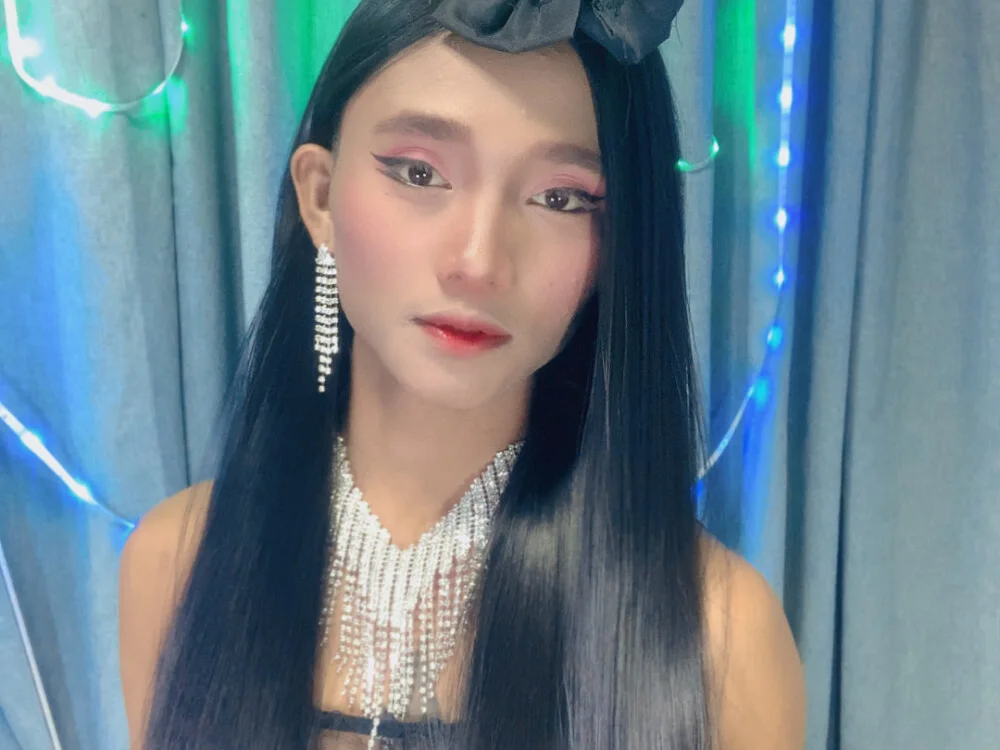 แชท XXX ออฟไลน์ของ Petite_HugeCock