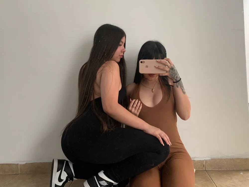 sarah_and_sophie's Offline XXX Chat