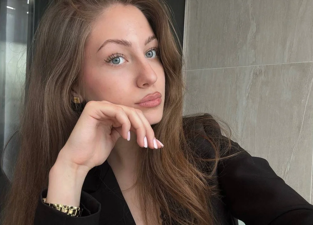 BellaPinneo's Offline XXX Chat