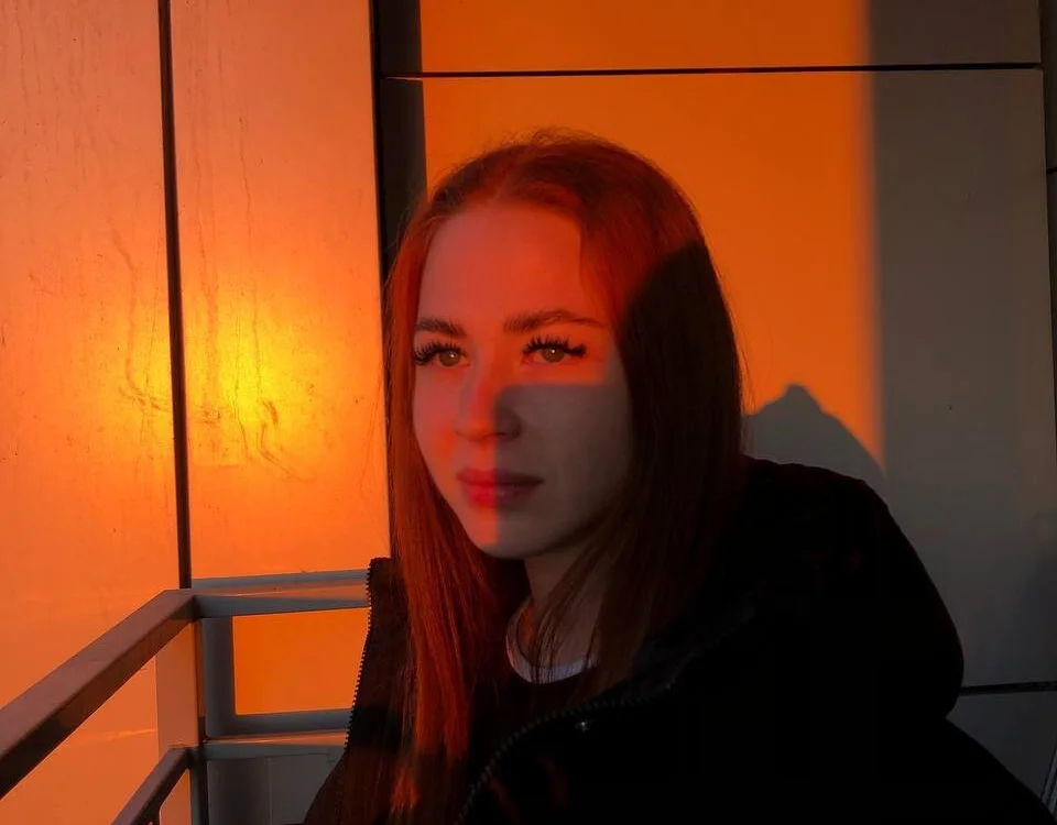 Young_redbabe's Offline Chat Room